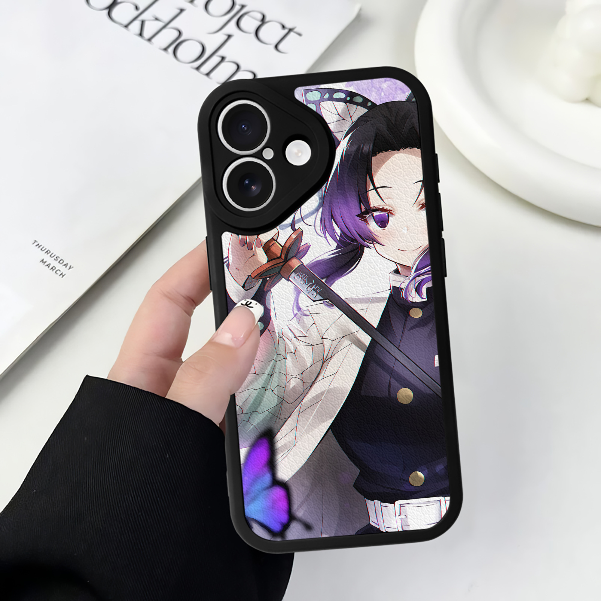 （画像用） 鬼滅の刃（きめつのやいば）蟲柱-胡蝶 しのぶ／こちょう しのぶ Kochou Shinobu 【iPhone 16シリーズ対応】シリコンスマホケース（レザー調） 材質：シリコン